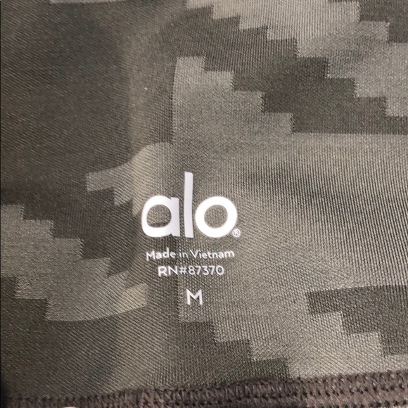 Alo Leggings. Never worn . - Picture 4 of 4